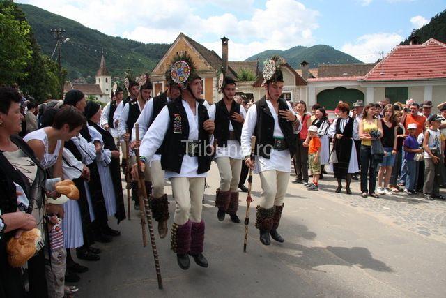 Gura Raului, the village where the tradition of commandments is preserved.